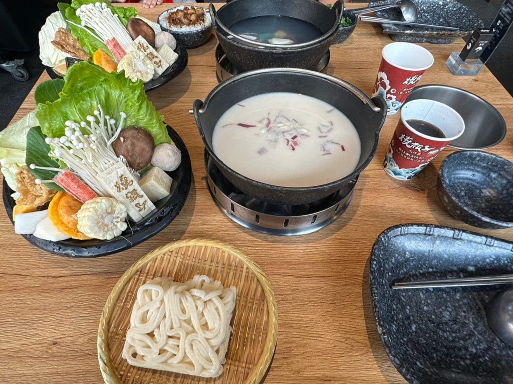 燒瓶子。大肆の鍋|評價、菜單、必點、價格全攻略!一個人也可以吃鴛鴦鍋,冰淇淋飲料自助吧無限供應,營業到凌晨3:00 彰化 小編餐點:雙人套餐-海陸總匯鍋-3