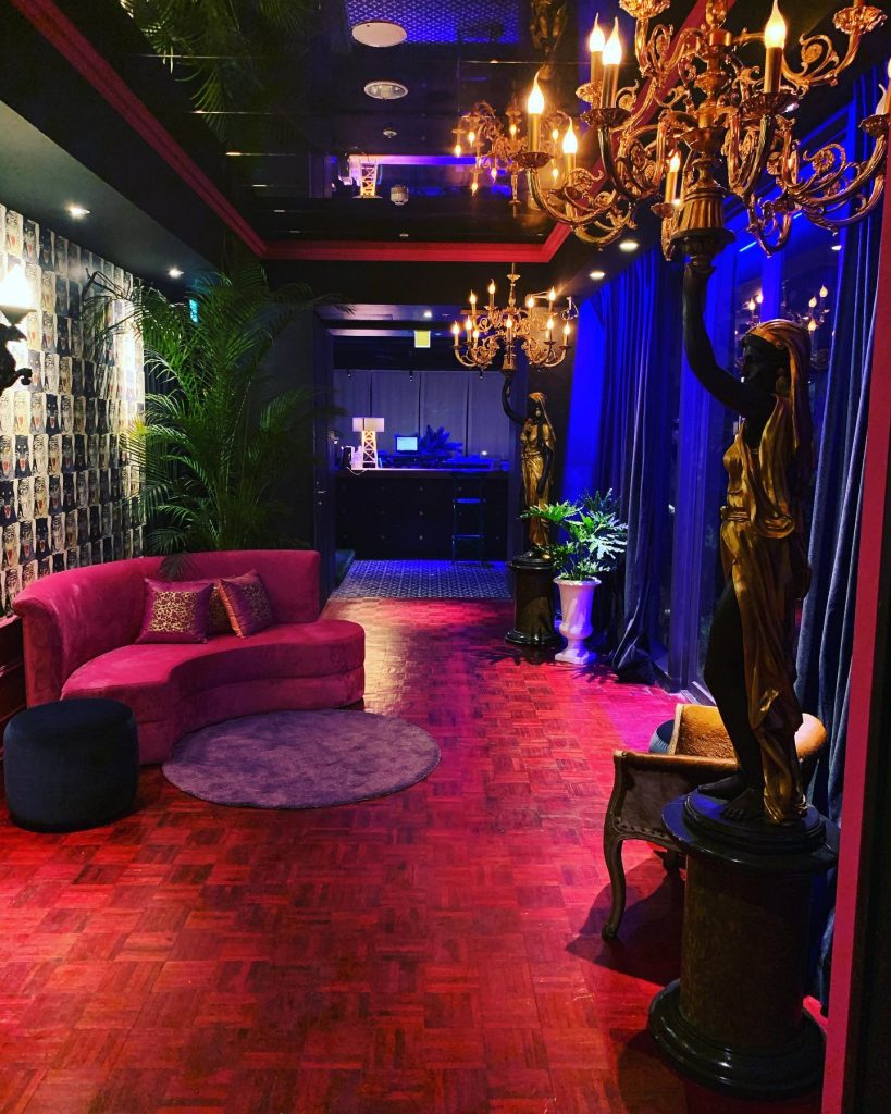 台中餐酒館推薦 | Chill Play去憂不累 |台中七期網美打卡、好友聚會浮誇熱點 Chill Play去憂不累 | 店家內部