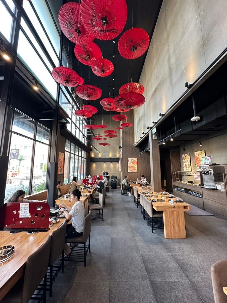 燒瓶子。大肆の鍋|評價、菜單、必點、價格全攻略!一個人也可以吃鴛鴦鍋,冰淇淋飲料自助吧無限供應,營業到凌晨3:00 彰化 燒瓶子。大肆の鍋彰化店|店家內部