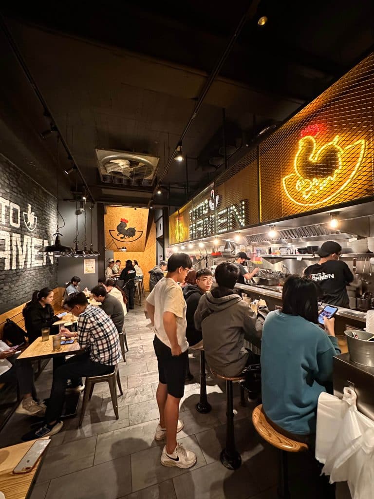 【台北大安區拉麵】鳥人拉麵菜單、評論、訂位、分店資訊!超人氣的雞白湯底是否如傳聞這麼厲害! 鳥人拉麵|店家內部