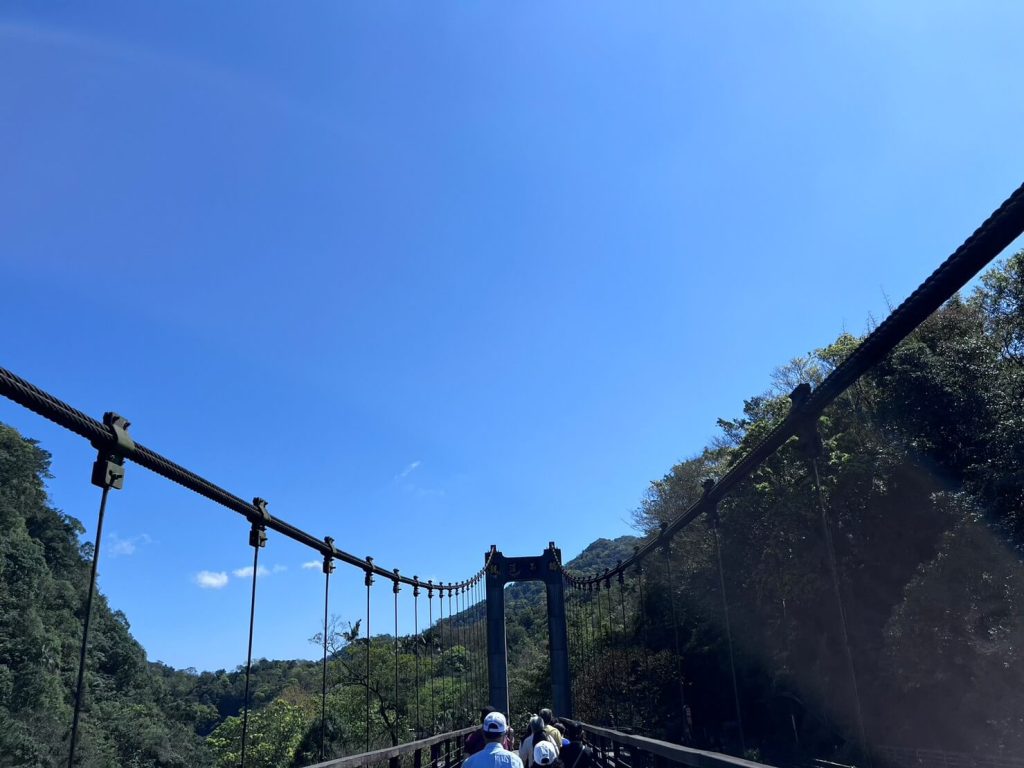 【新北平溪景點】十分瀑布|免費參觀!舒適易走的步道美景-沈浸在沁人心脾的清涼水霧裡 叮咚News|分享新奇與樂趣