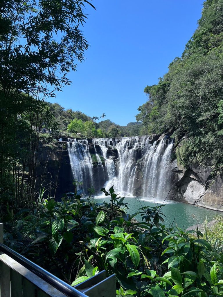 【新北平溪景點】十分瀑布|免費參觀!舒適易走的步道美景-沈浸在沁人心脾的清涼水霧裡 叮咚News|分享新奇與樂趣