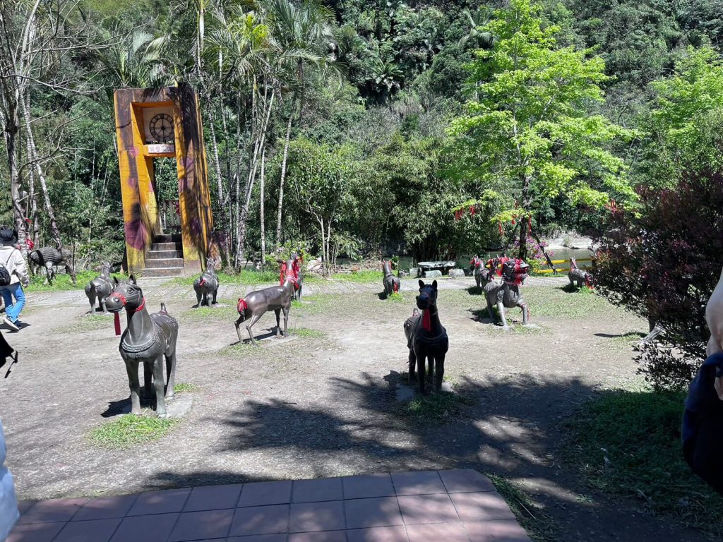 【新北平溪景點】十分瀑布|免費參觀!舒適易走的步道美景-沈浸在沁人心脾的清涼水霧裡 叮咚News|分享新奇與樂趣