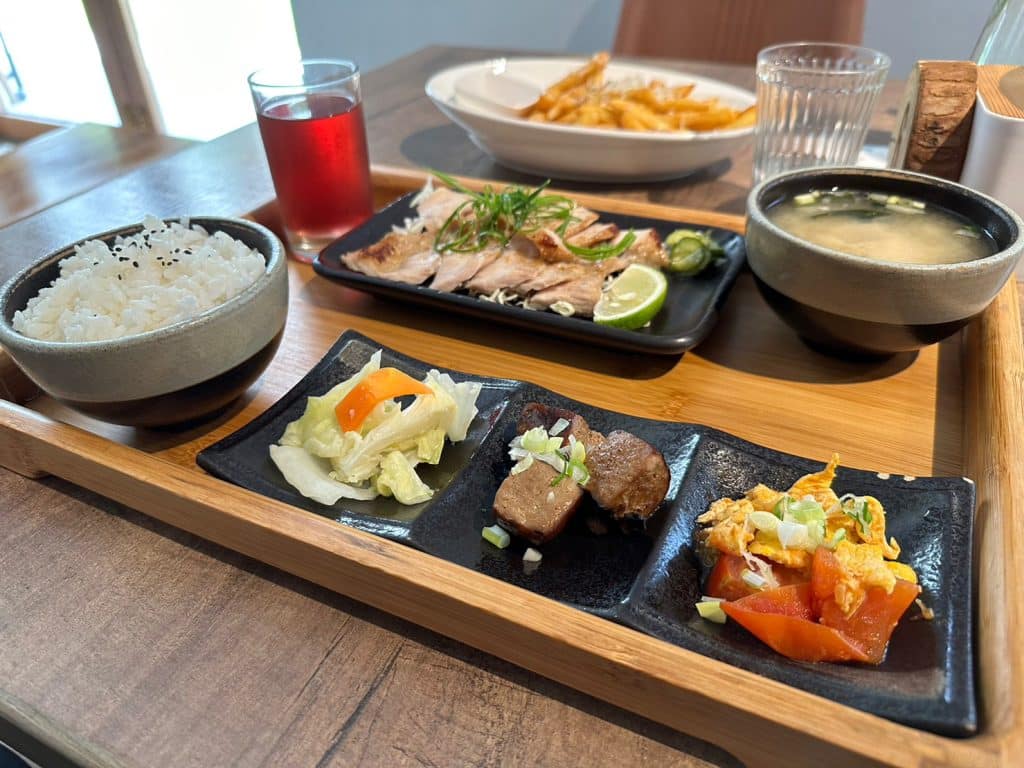 霧峰景觀餐廳|窩草的日子|城市裡的草地森林,還可以包場抓周派對、求婚婚禮 台中餐廳 窩草的日子|小編餐點