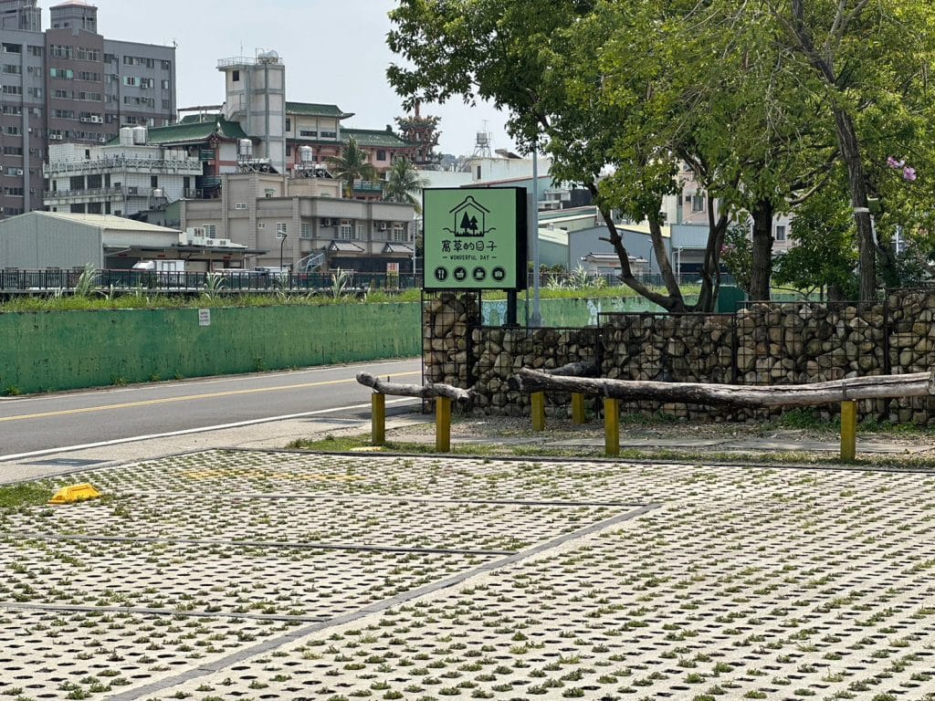 霧峰景觀餐廳|窩草的日子|城市裡的草地森林,還可以包場抓周派對、求婚婚禮 台中餐廳 窩草的日子|店家外觀