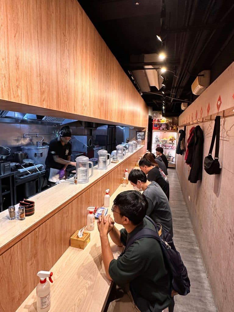 辰拉麵 開箱|評價、菜單,超難排但坐擁 4.8 星的小店開箱!永和拉麵 永和拉麵:辰拉麵|店家內部-2