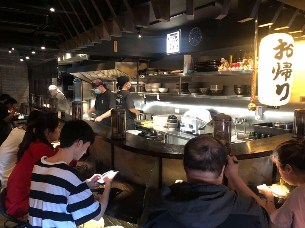 Okaeri お帰り你回來啦拉麵!開箱超過2800則評價的人氣拉麵店 台北大安區拉麵 Okaeri お帰り你回來啦拉麵|店家內部