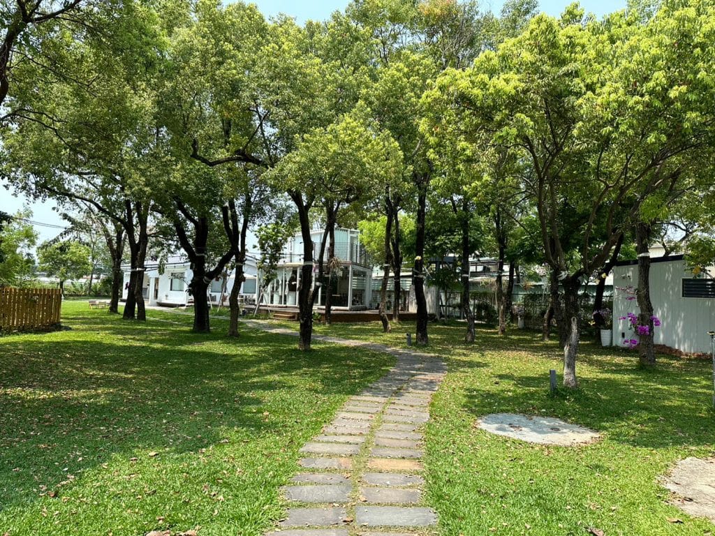 霧峰景觀餐廳|窩草的日子|城市裡的草地森林,還可以包場抓周派對、求婚婚禮 台中餐廳 窩草的日子|店家外觀-2