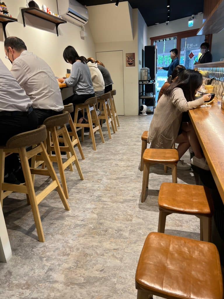 麵屋德家 開箱評價|牛肝菌雞貝鹽味拉麵|2023新上榜拉麵排隊名店|台北捷運美食推薦 台北中山區拉麵 麵屋德家-清雅的用餐環境-3