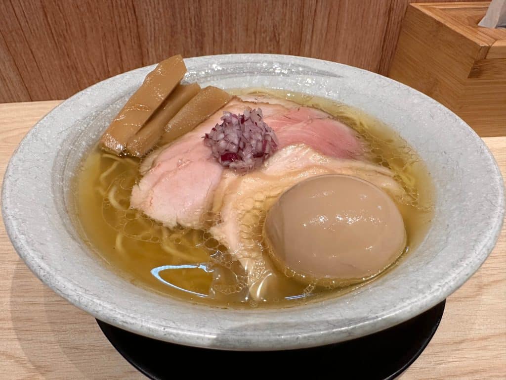 辰拉麵 開箱|評價、菜單,超難排但坐擁 4.8 星的小店開箱!永和拉麵 塩味雞湯拉麵