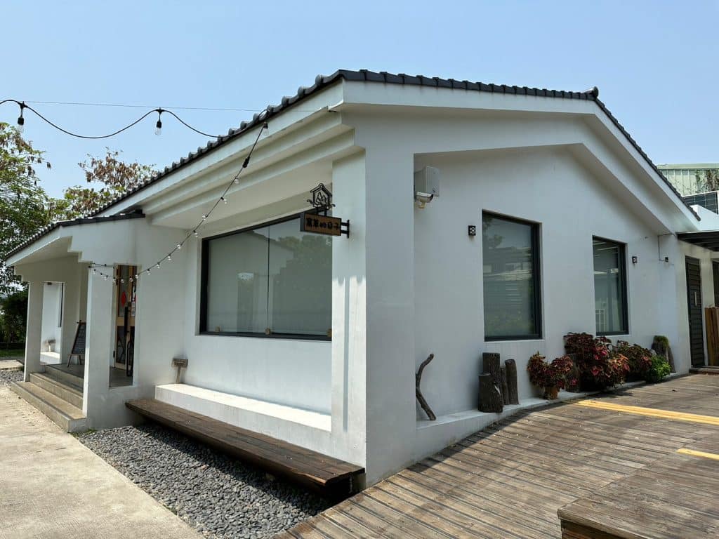 霧峰景觀餐廳|窩草的日子|城市裡的草地森林,還可以包場抓周派對、求婚婚禮 台中餐廳 窩草的日子|店家外觀-4