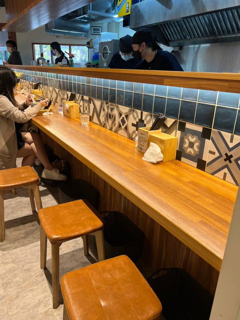 麵屋德家 開箱評價|牛肝菌雞貝鹽味拉麵|2023新上榜拉麵排隊名店|台北捷運美食推薦 台北中山區拉麵 麵屋德家-清雅的用餐環境-4