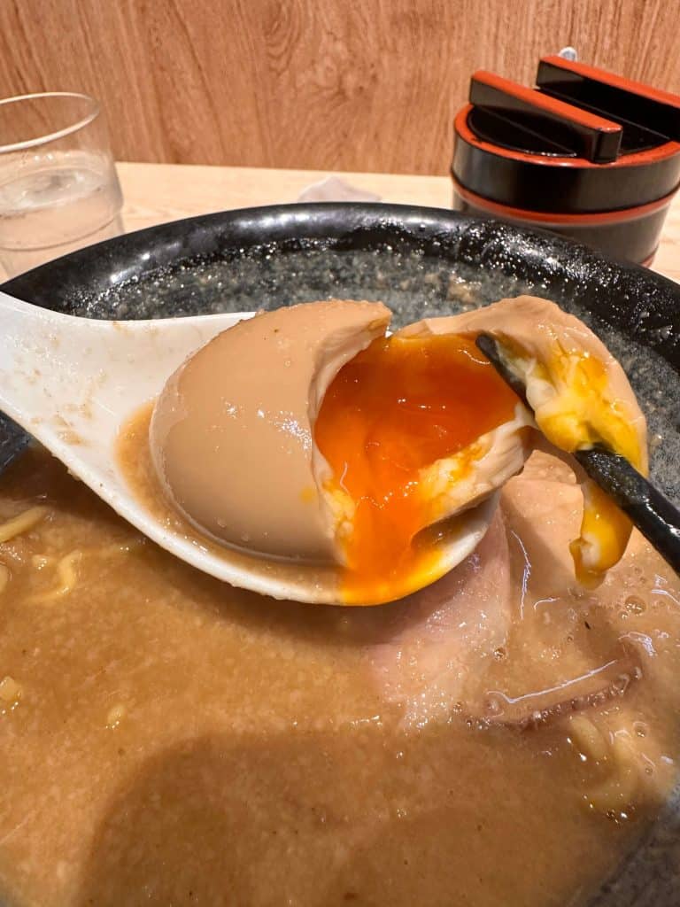 辰拉麵 開箱|評價、菜單,超難排但坐擁 4.8 星的小店開箱!永和拉麵 塩味雞湯拉麵-3