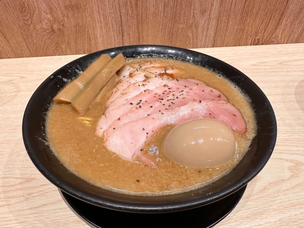 辰拉麵 開箱|評價、菜單,超難排但坐擁 4.8 星的小店開箱!永和拉麵 豚骨醬油拉麵