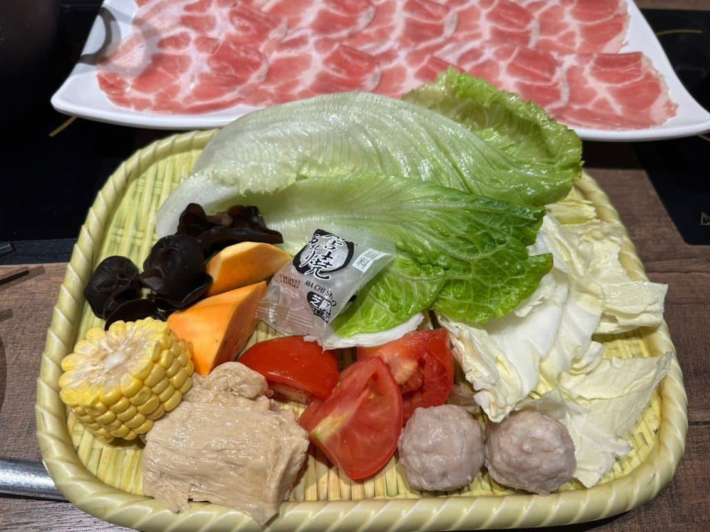 對馬涮涮屋彰化店|主打平價高級肉品海鮮,菜盤自助吃到飽,旁邊就有停車場超方便 彰化 對馬涮涮屋彰化店|小編餐點-4