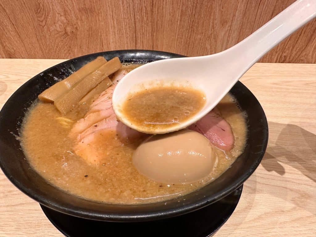辰拉麵 開箱|評價、菜單,超難排但坐擁 4.8 星的小店開箱!永和拉麵 豚骨醬油拉麵-2
