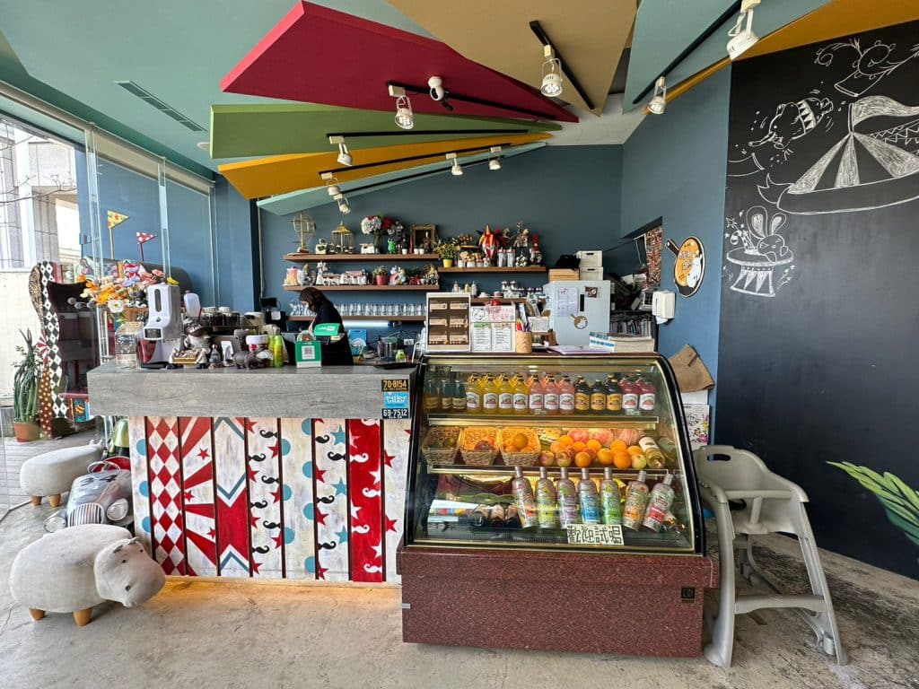 奶油河馬家庭餐廳 開箱評價|馬戲團風格餐廳|慶生抓周派對聚餐推薦 台中北屯餐廳 北屯餐廳-奶油河馬家庭餐廳|店家內部與用餐環境