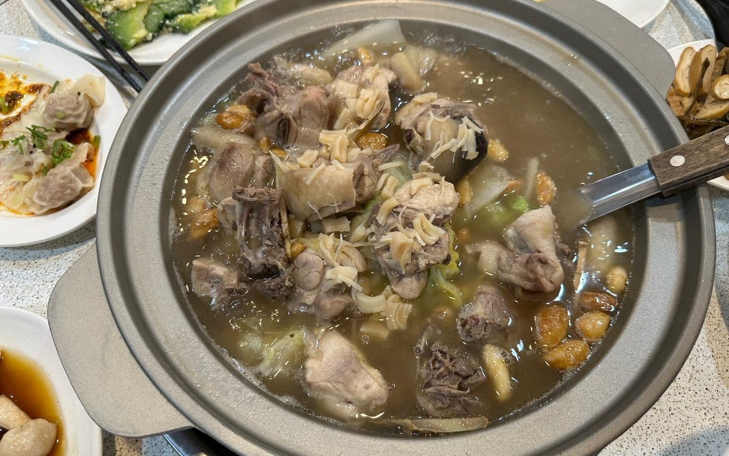 20間台中熱炒推薦|吃到飽、現撈海鮮、招牌螃蟹料理,台中內行人帶路!(2026最新版) 台中熱炒推薦-勳大牛肉爐