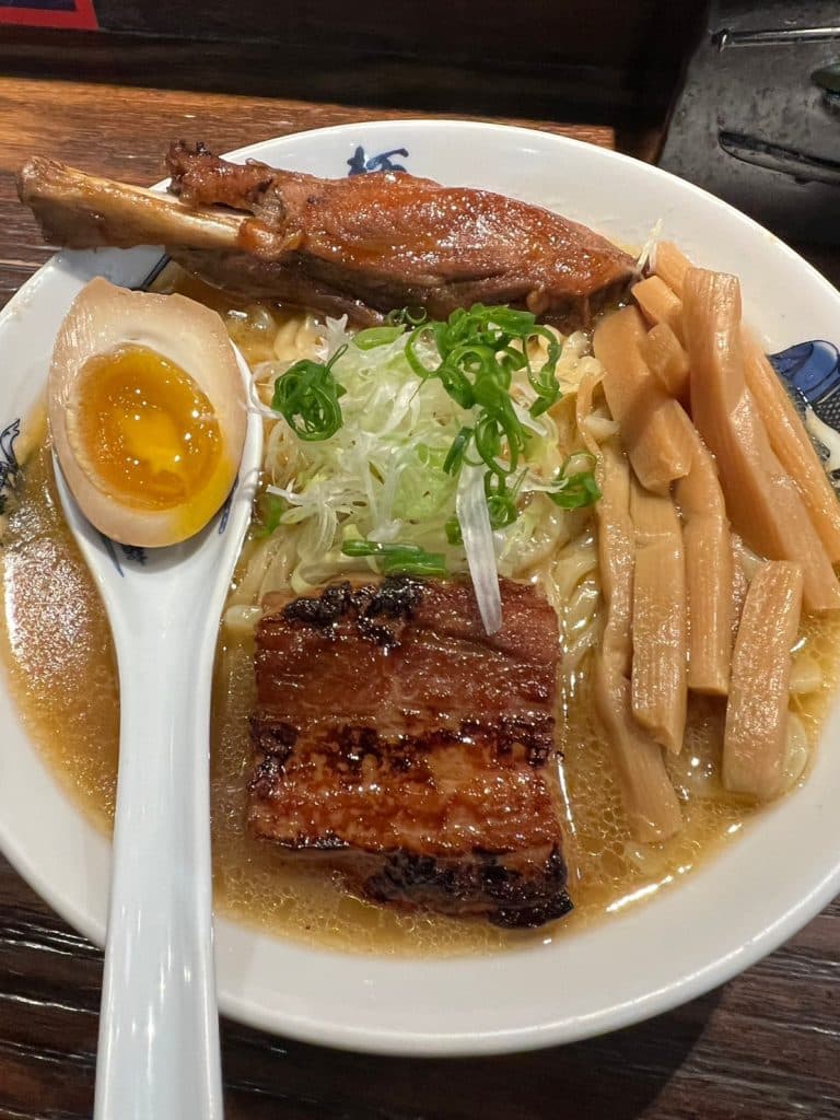 麵屋武藏神山 開箱評價|厚實霸氣叉燒|肉食控必嚐拉麵|中山捷運站拉麵 台北中正區拉麵 麵屋武藏神山--實際走訪真心話