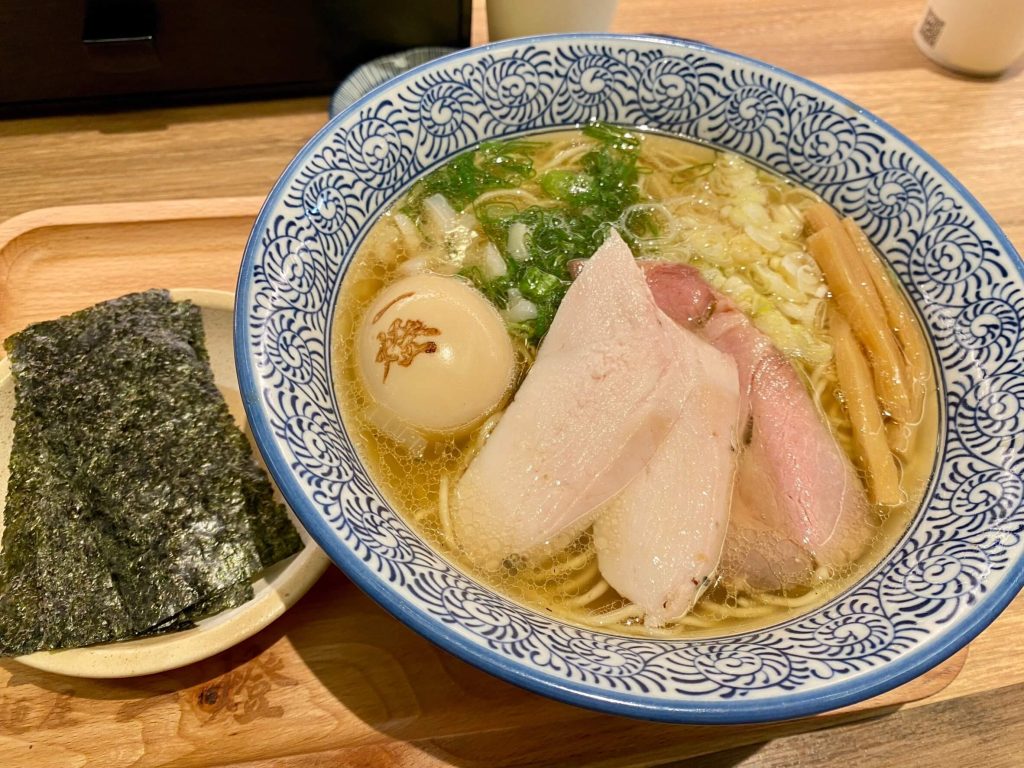 麵屋一燈 開箱評價|來自東京的冠軍沾麵與雞湯拉麵|搭配極品舒肥叉燒的完美之作 台北拉麵 中山區拉麵 淡麗|芳醇干貝雞湯拉麵 NT$238 (溏心蛋加價 NT$38)