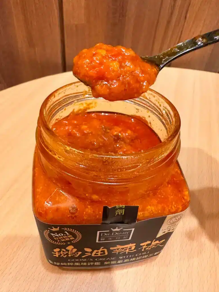 醫生日記鵝油辣椒|真實開箱 dcard、ptt評價好吃嗎?吃火鍋、水餃必備!鵝油香氣爆棚的辣椒醬 叮咚News|分享新奇與樂趣