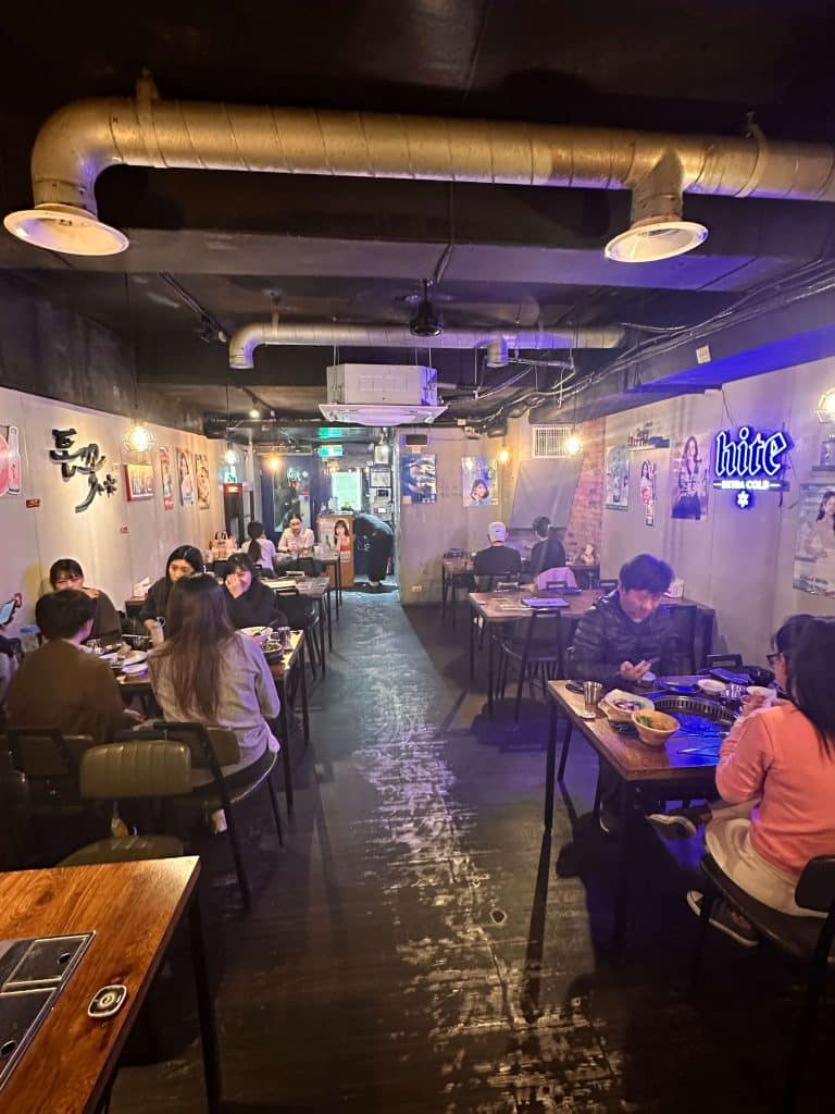 豚花돈꽃 開箱|CP值破表的韓式料理店!(內附菜單)台北韓式料理 豚花돈꽃|店家內部