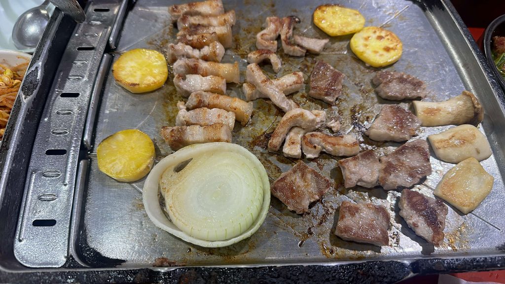 東輝韓食館|最新菜單、非業配評論,CP值超高!行天宮旁的平價韓式料理店!台北韓式料理 東輝韓食館 松舞梅烤肉