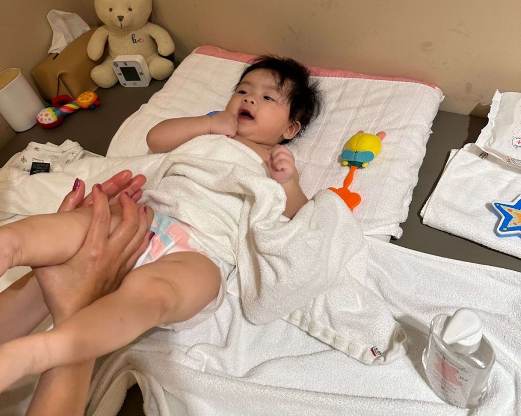 【Cocco Spa寶寶游泳】嬰兒游泳課正夯!獨立泳池包廂+專業Spa按摩讓寶寶游的開心又安心 Cocco Spa寶寶游泳-老師接受過專業訓練,利用瑜珈按摩手法幫寶寶放鬆肌肉