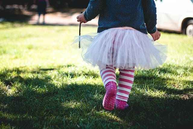 嬰幼兒防蚊推薦-穿長褲、襪子是避免蚊蟲叮咬的最佳方法喔