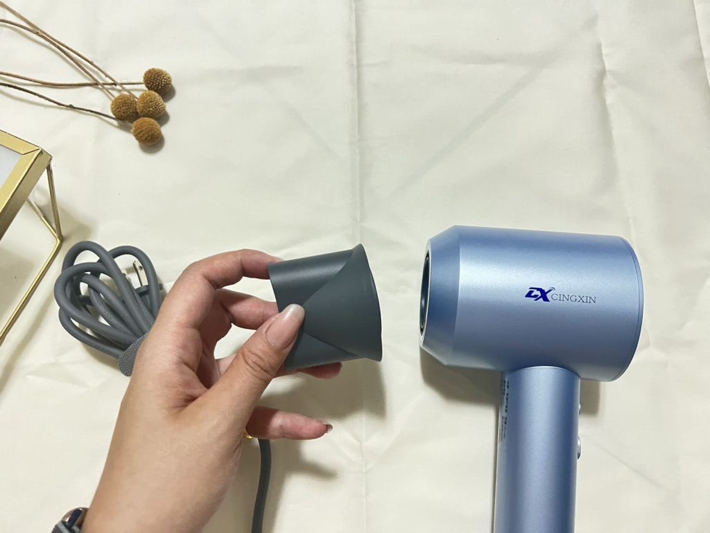 晴鑫科技高速負離子吹風機|開箱評價:必買沙龍等級吹風機,輕鬆擁有髮絲柔潤光澤 晴鑫科技高速負離子吹風機-磁吸式安裝出風嘴,使用裝置上相當便利。