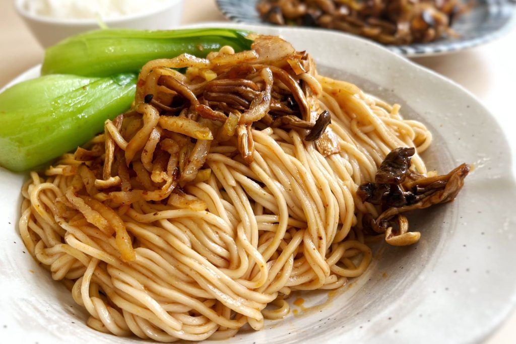 不葷主義茶餐廳 Veggienius 開箱|素食界的鼎泰豐進駐台北!台北素食 不葷主義茶餐廳Veggienius川味燃麵
