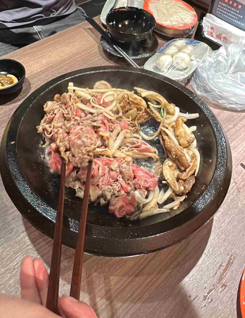 雅香石頭火鍋|永和店菜單、訂位資訊!傳承50年老字號的石頭火鍋開箱介紹!新北 雅香石頭火鍋永和店-先爆炒肉類