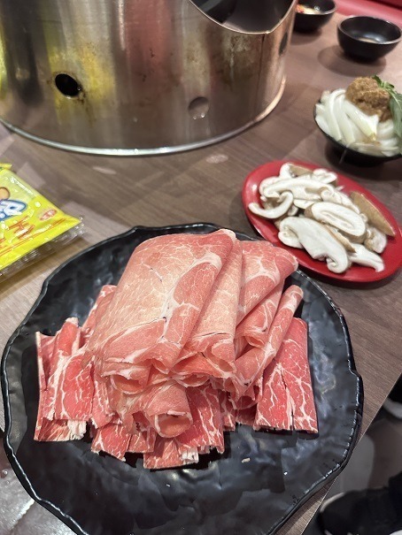 雅香石頭火鍋|永和店菜單、訂位資訊!傳承50年老字號的石頭火鍋開箱介紹!新北 雅香石頭火鍋永和店-上等豬肉片
