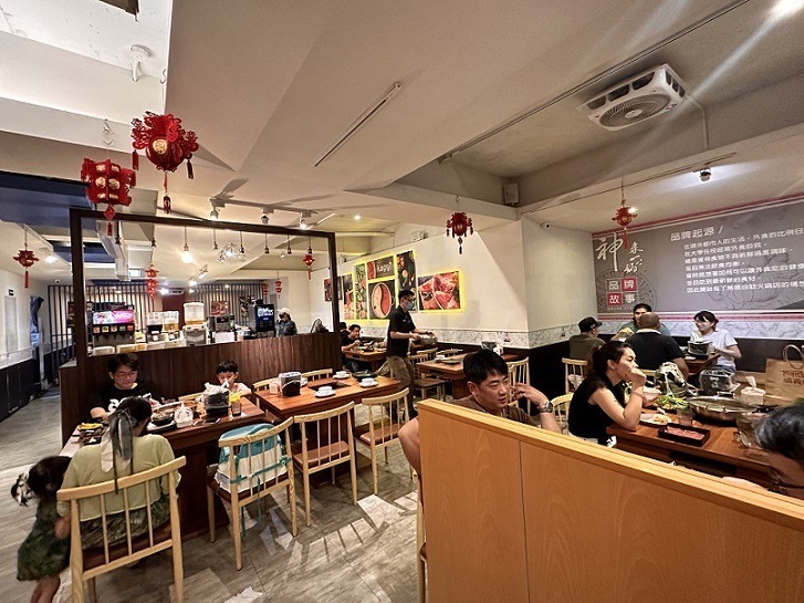 神來一鍋|鴛鴦鍋評價、訂位資訊! 超過 50 種食材選擇$700 竟然還有找! 神來一鍋-店家內部