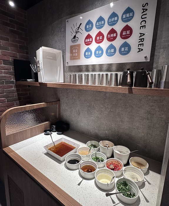 雅香石頭火鍋|永和店菜單、訂位資訊!傳承50年老字號的石頭火鍋開箱介紹!新北 雅香石頭火鍋永和店-佐料區