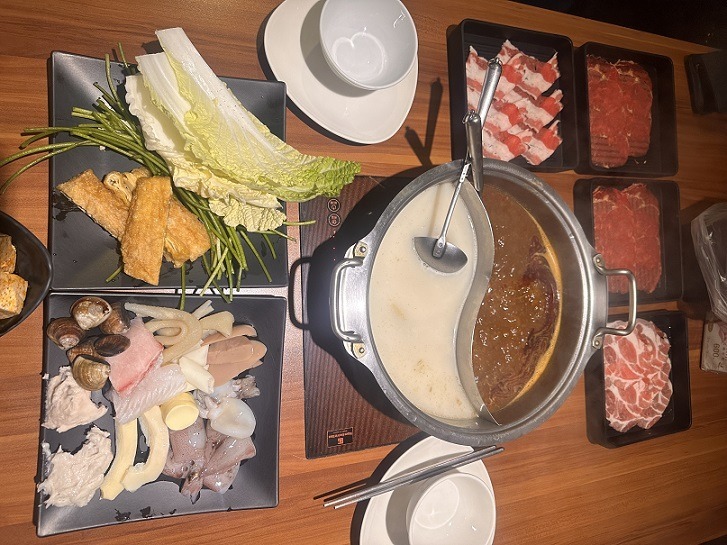 神來一鍋|鴛鴦鍋評價、訂位資訊! 超過 50 種食材選擇$700 竟然還有找! 神來一鍋-鴛鴦鍋