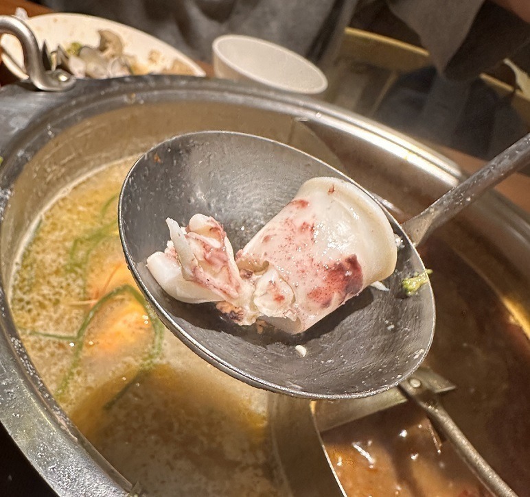 神來一鍋|鴛鴦鍋評價、訂位資訊! 超過 50 種食材選擇$700 竟然還有找! 神來一鍋-