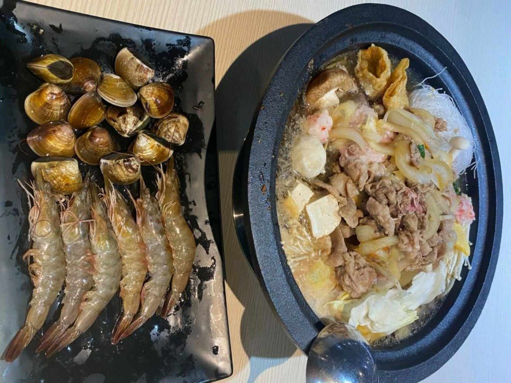 8間桃園小火鍋推薦|唸書4年吃了數十遍的美味,性價比超高的在地美食、吃到飽、麻辣、起司牛奶、酸菜白肉都有(2026更新版) 桃園小火鍋推薦-小樓石頭鍋