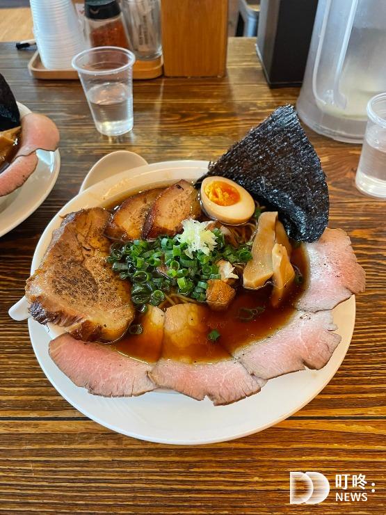 東京醬油拉麵超級丸|評論、菜單!台中廣三sogo美食,1.5公分的厚叉燒,排隊必吃拉麵推薦! 東京醬油拉麵超級丸