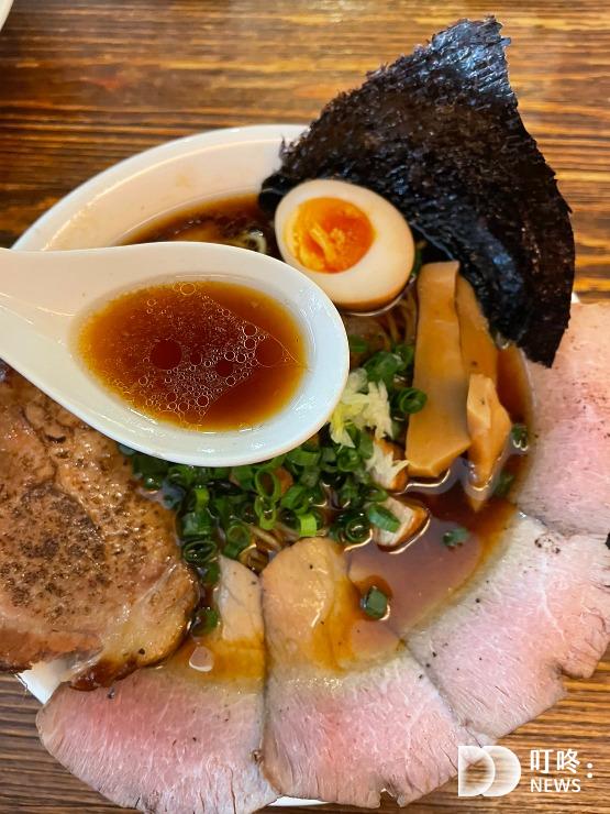 東京醬油拉麵超級丸|評論、菜單!台中廣三sogo美食,1.5公分的厚叉燒,排隊必吃拉麵推薦! 東京醬油拉麵超級丸