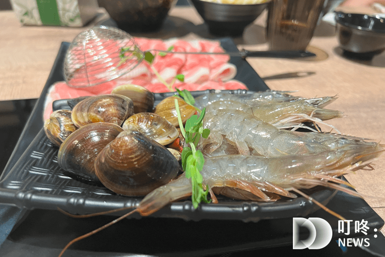 沐澤鍋物|開箱東區火鍋,石頭火鍋、海鮮痛風鍋、酸菜白肉、麻辣鍋、藥膳鍋等8種湯底 (味道仍有改善空間,詳見內文) 就在微風廣場和遠東SOGO附近,忠孝復興敦化捷運站 台北大安區東區火鍋 忠孝復興忠孝敦化SODO微風廣場附近的餐廳美食 沐澤鍋物