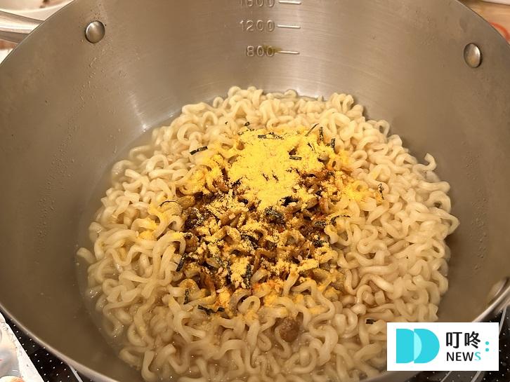 辣雞肉鐵板炒麵｜起司風味烹煮過程