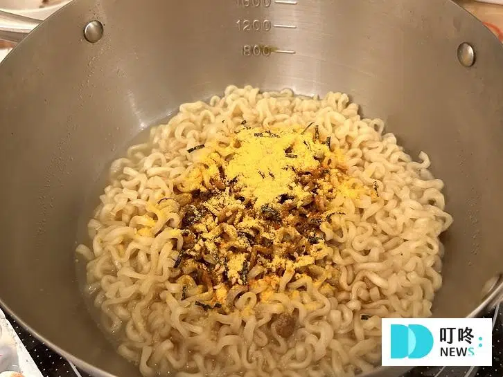 辣雞肉鐵板炒麵｜起司風味烹煮過程
