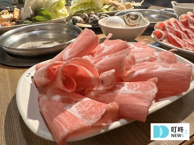川田涮涮鍋|交通、菜單、評價,超完整懶人包!霜淇淋吃到飽的平價火鍋!交通、菜單、評價,超完整懶人包! 川田涮涮鍋梅花豬肉