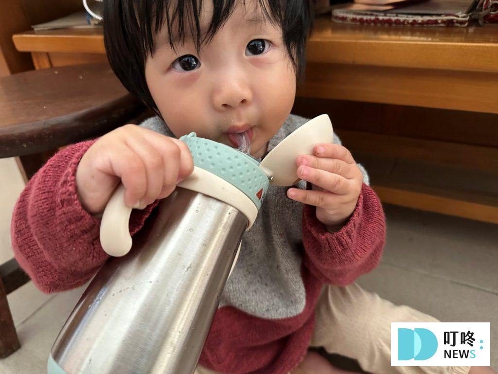【mother k 產品開箱】mother k拋棄式奶瓶好用嗎?學飲吸吸杯一用就上手?真實使用心得一次看 mother k 產品開箱