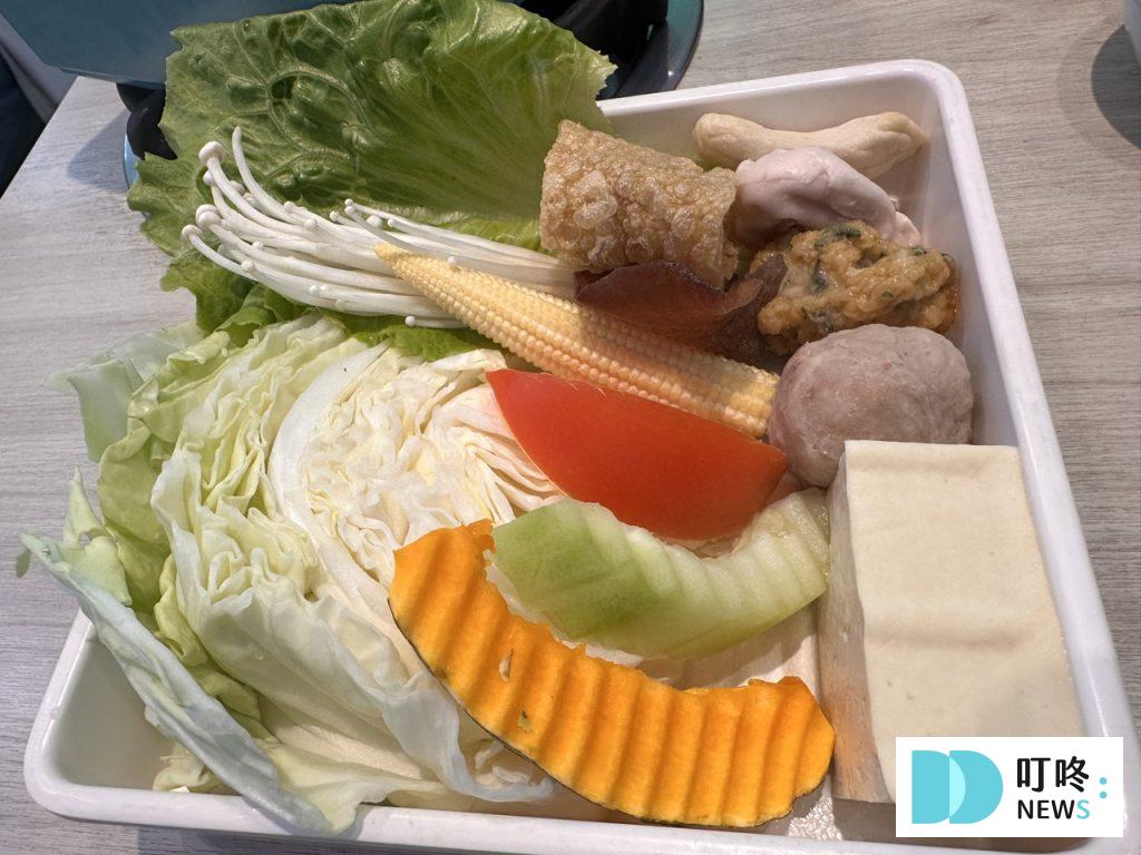 麻煮迷你麻辣煲|開箱評價、菜單、價格、交通、必點、麻辣牛奶鍋、麻辣拌麵、麻辣鴨血豆腐超完整評價! 麻煮迷你麻辣煲_菜盤