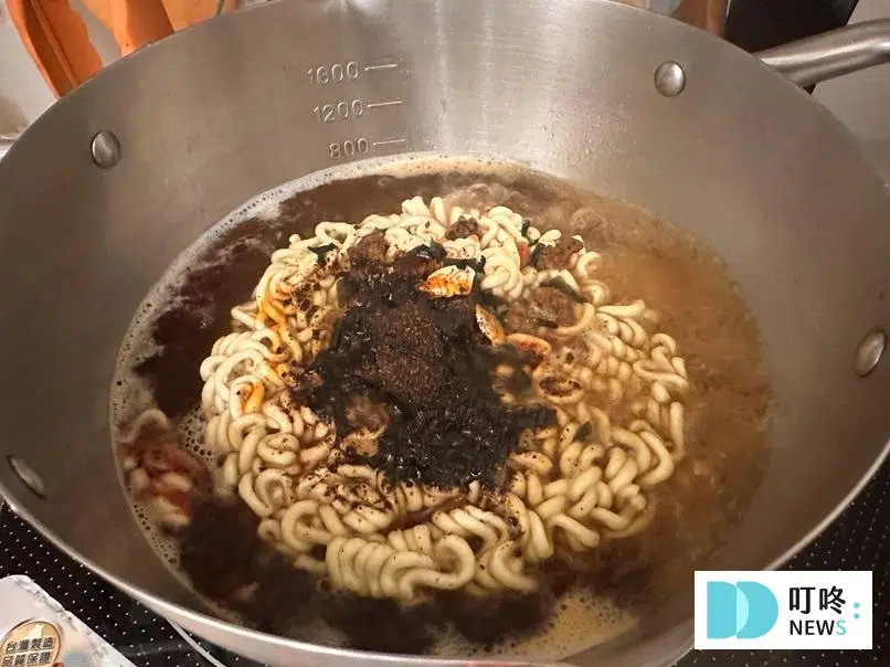 浣熊炸醬麵烹煮