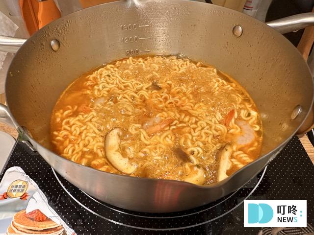不倒翁泡菜拉麵烹煮