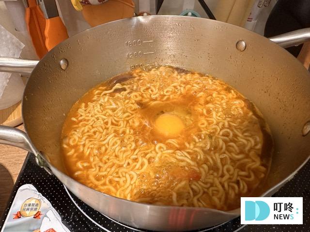 不倒翁泡菜拉麵烹煮