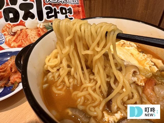 不倒翁泡菜拉麵麵體